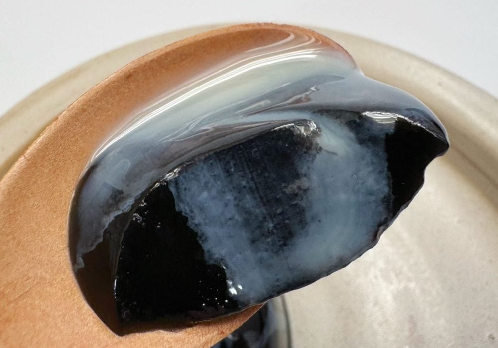 別添えの練乳を加えると、甘みと酸味が重なって少しリッチな味わいに変化！