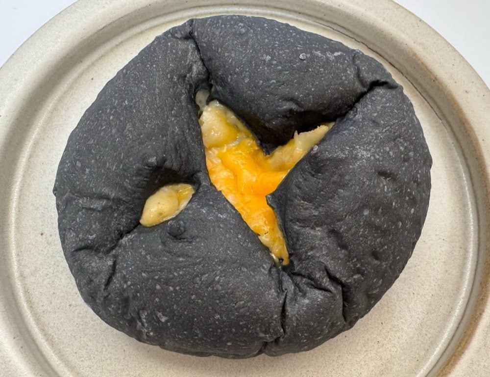 竹炭パウダーを生地に練り込んだブラックパン。手のひらから少しはみ出るほどの食べ応えのありそうなボリューム感です