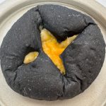 竹炭パウダーを生地に練り込んだブラックパン。手のひらから少しはみ出るほどの食べ応えのありそうなボリューム感です