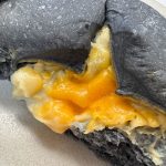 中には、とろりとしたチーズソースと小さめのプロセスチーズのWチーズがイン