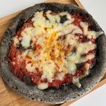 黒い生地にトマトソースの赤でNETFLIXカラーを表現しているのだそう