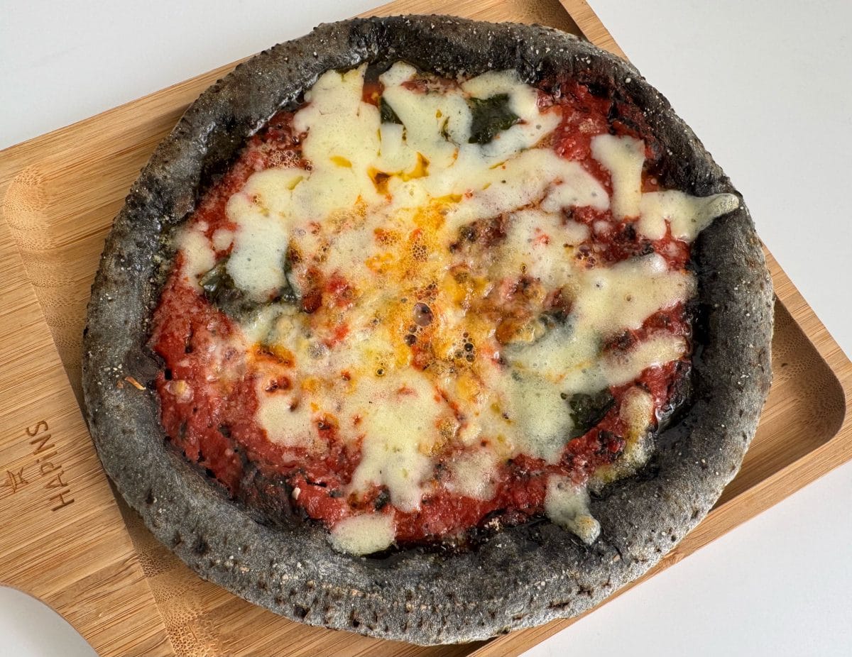 黒い生地にトマトソースの赤でNETFLIXカラーを表現しているのだそう