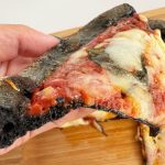 酸味と甘みを感じるトマトソースとバジル、ニンニクのパンチのある風味が三位一体となってめちゃくちゃ本格的な味わい