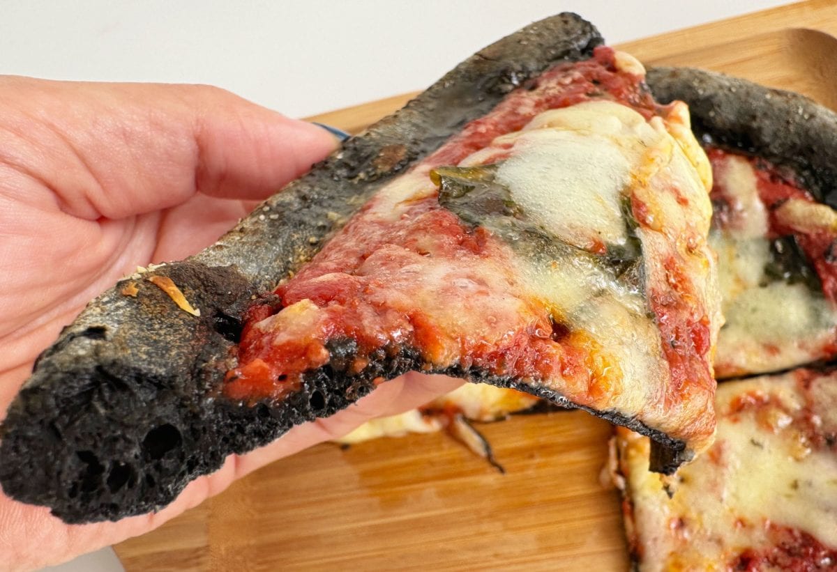 酸味と甘みを感じるトマトソースとバジル、ニンニクのパンチのある風味が三位一体となってめちゃくちゃ本格的な味わい