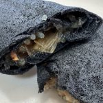 パリパリの皮の中には、甘く煮詰めた玉ねぎ・牛肉・しらたきなどすき焼きの具材がぎっしりと入っています