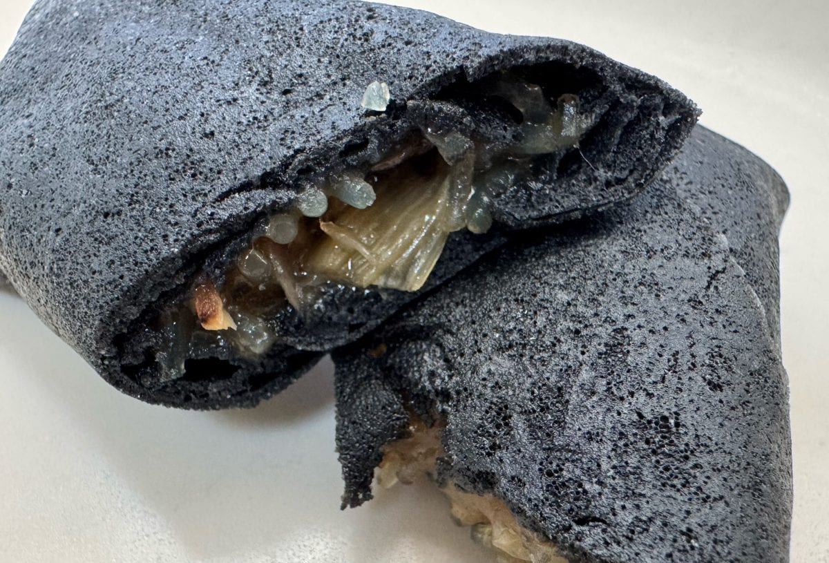 パリパリの皮の中には、甘く煮詰めた玉ねぎ・牛肉・しらたきなどすき焼きの具材がぎっしりと入っています