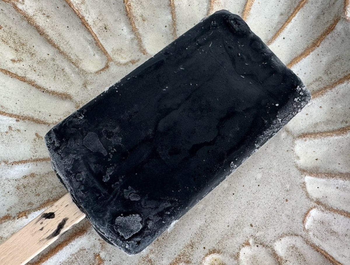 真っ黒すぎるアイス