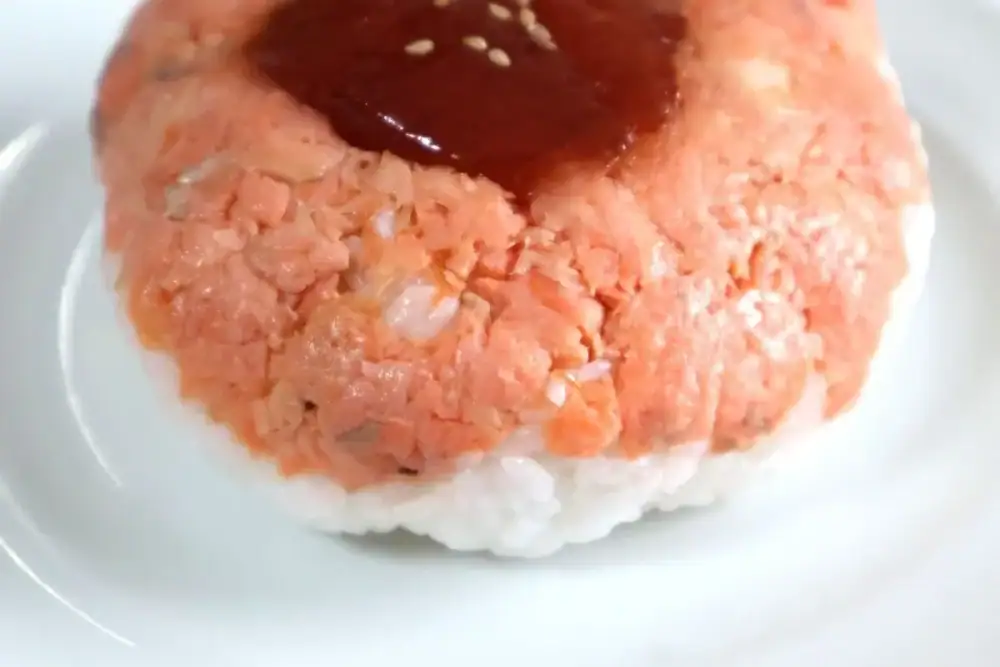 第1位　【話題】角上魚類“デカおにぎり”は450円で満腹必至!? 贅沢すぎる「銀鮭西京焼ほぐしおにぎり」を実食レポ