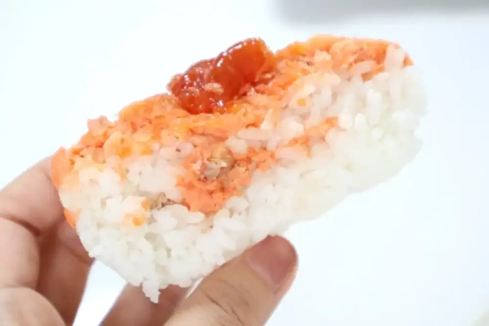 第1位　【話題】角上魚類“デカおにぎり”は450円で満腹必至!? 贅沢すぎる「銀鮭西京焼ほぐしおにぎり」を実食レポ