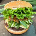 フレッシュネスの一年をネギらう濃厚和風ごちそうバーガーが破壊力抜群の旨さ！和牛×九条ネギ×西京味噌が織りなす黄金比を体感せよ！