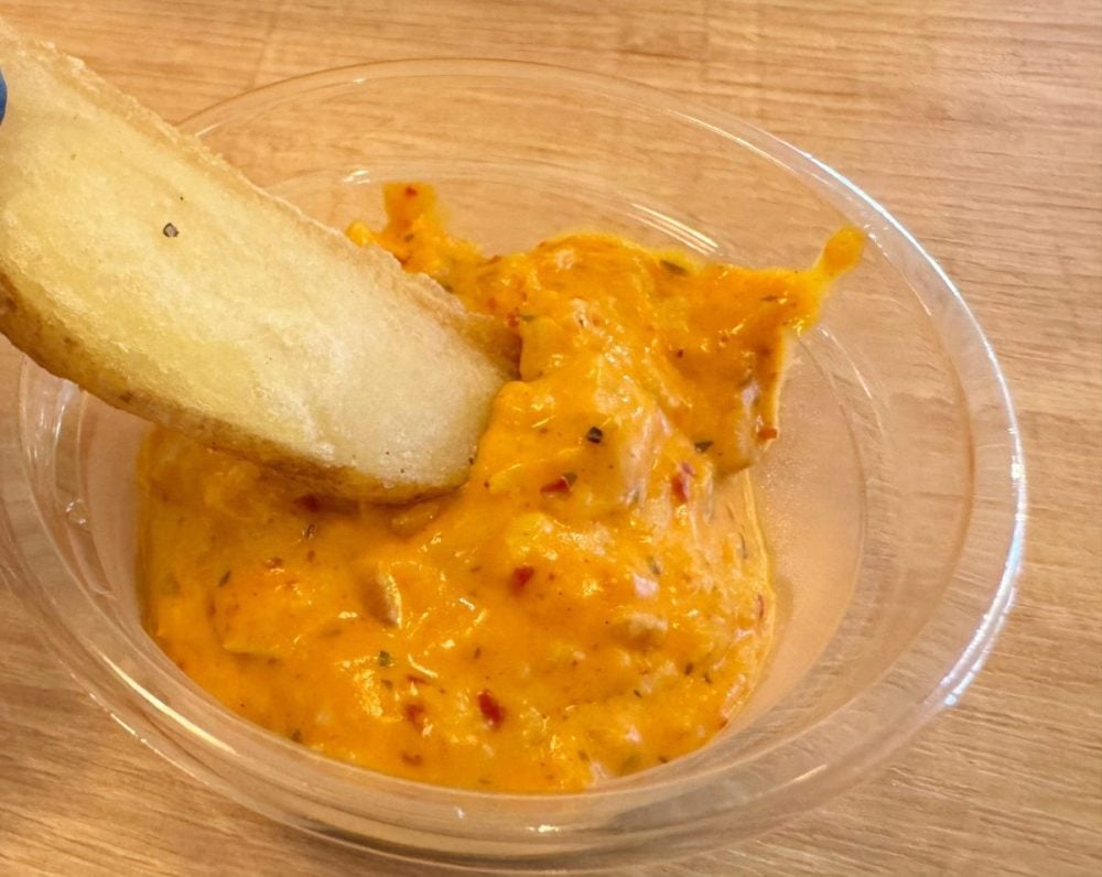 香り高い生七味のフレッシュでスパイシーな味わいと、具沢山の特製タルタルソースは相性抜群