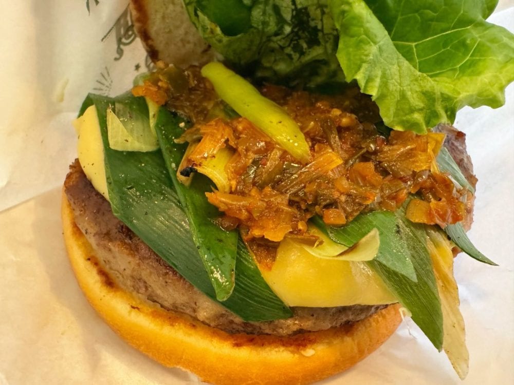 濃厚すぎる組み合わせのバランスをとってくれるのが、ピリ辛のネギ生姜だれ