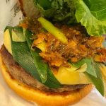 濃厚すぎる組み合わせのバランスをとってくれるのが、ピリ辛のネギ生姜だれ