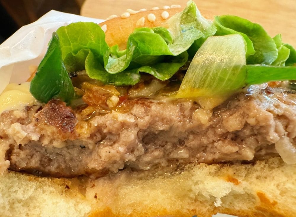 肉汁があふれるこってりとした黒毛和牛パティと、濃厚な西京味噌ソース、シャキッと甘みのある九条ネギが三位一体となって、やみつきになる美味しさ