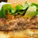 肉汁があふれるこってりとした黒毛和牛パティと、濃厚な西京味噌ソース、シャキッと甘みのある九条ネギが三位一体となって、やみつきになる美味しさ