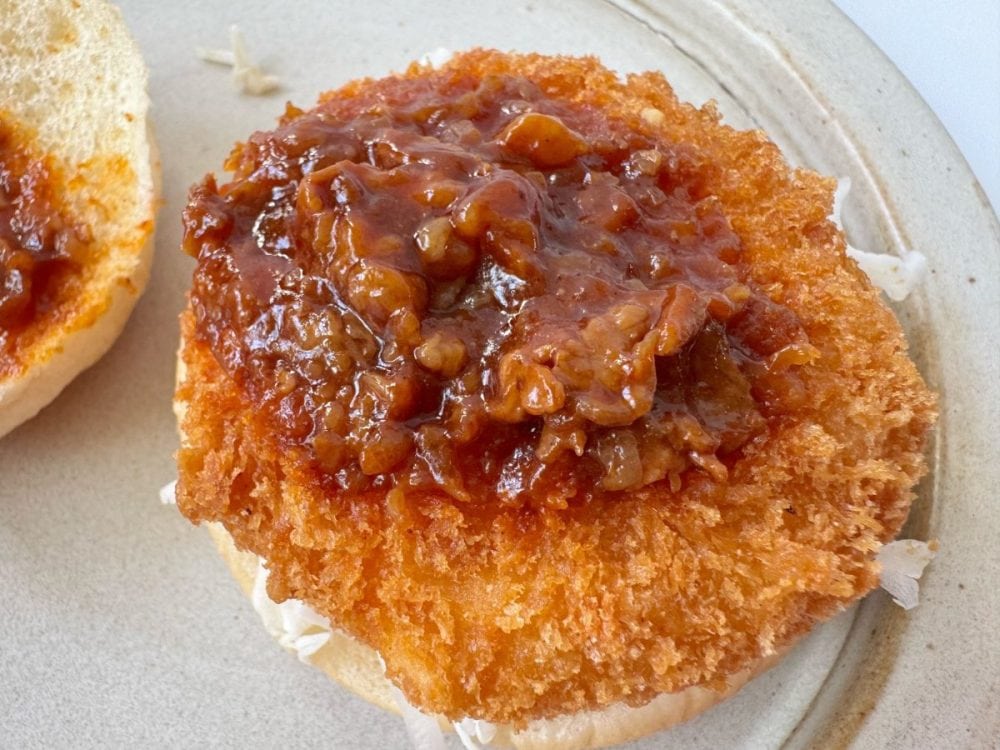 グラタンコロッケにビーフシチューをイメージしたビーフデミフィリングをあわせています