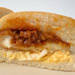 コロッケのこってりクリーミーな味わいと、コクのあるビーフデミフィリングの濃厚さが口いっぱいに広がります