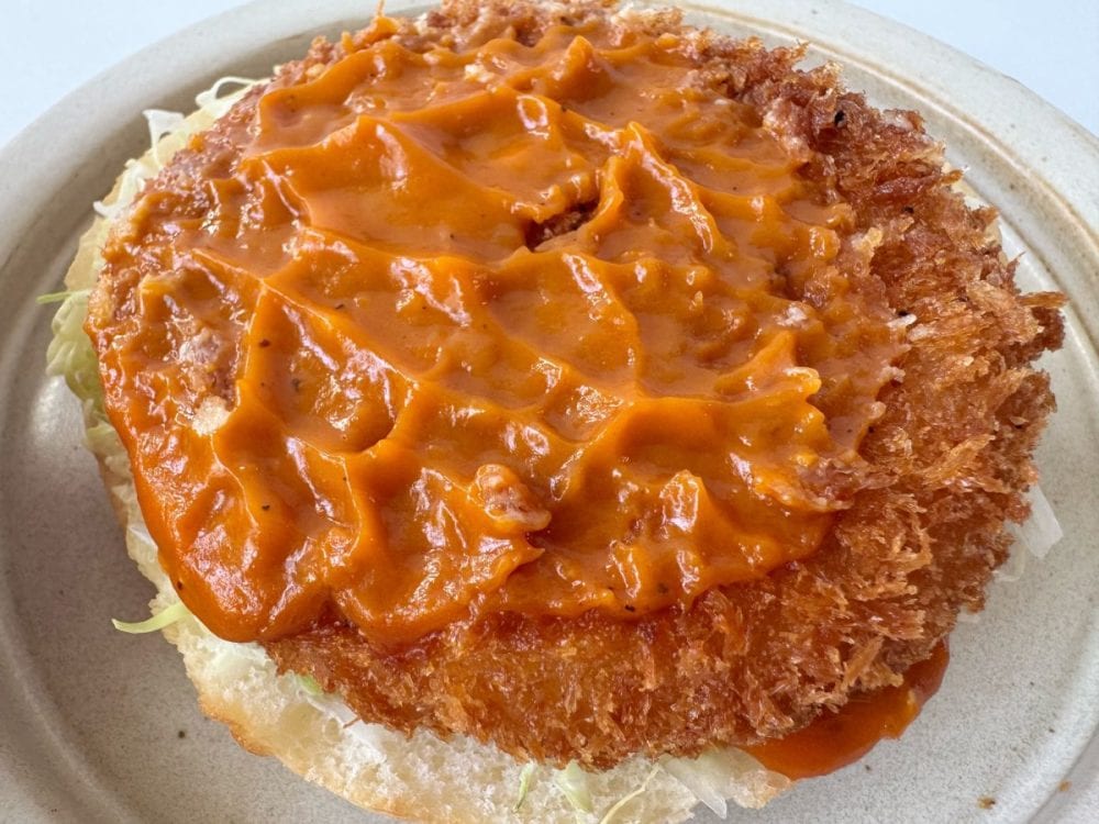 ふかふかのバンズの中には、ビッグサイズのコロッケにキャベツ、特製トマトソース、マヨネーズがイン