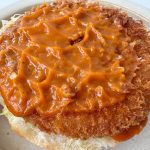 ふかふかのバンズの中には、ビッグサイズのコロッケにキャベツ、特製トマトソース、マヨネーズがイン