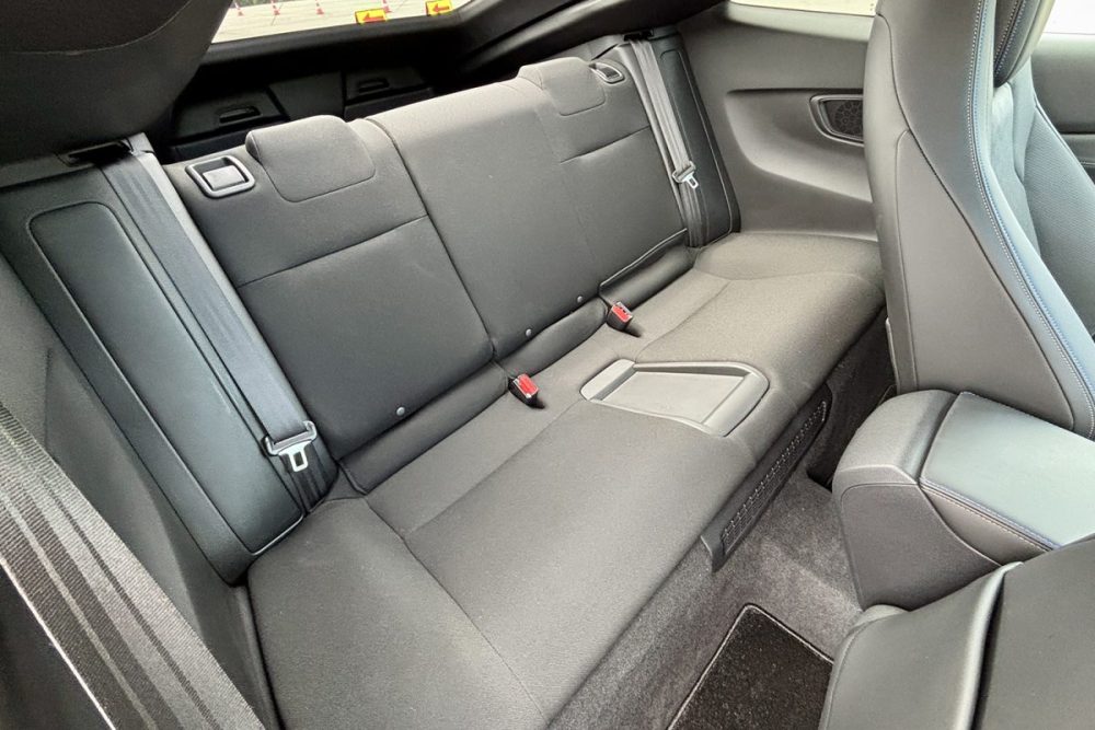 シートは完全な2シーターではなく、リアに狭めのシートを持つ2+2レイアウトの4人乗り