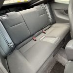 シートは完全な2シーターではなく、リアに狭めのシートを持つ2+2レイアウトの4人乗り