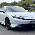 ボディは長さを4.5㎝、幅を6㎝縮めて全長4.5mちょいに凝縮するだけでなく、幅を8㎝広げてワイド&ローでグラマラスなクーペスタイルに