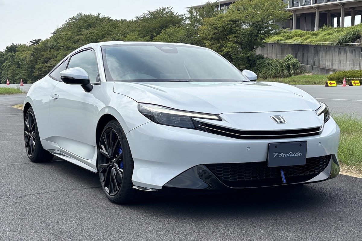 ボディは長さを4.5㎝､幅を6㎝縮めて全長4.5mちょいに凝縮するだけでなく、幅を8㎝広げてワイド&ローでグラマラスなクーペスタイルに