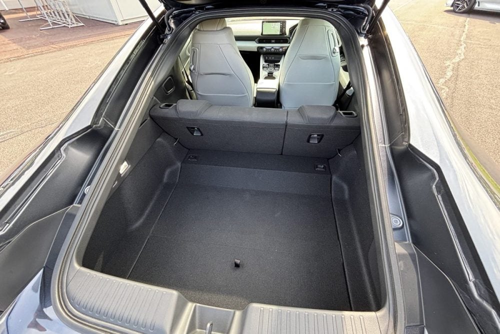 ラゲッジ容量は4名乗車時は264Ｌだが、2名乗車時は500Ｌ程度にまで広がる