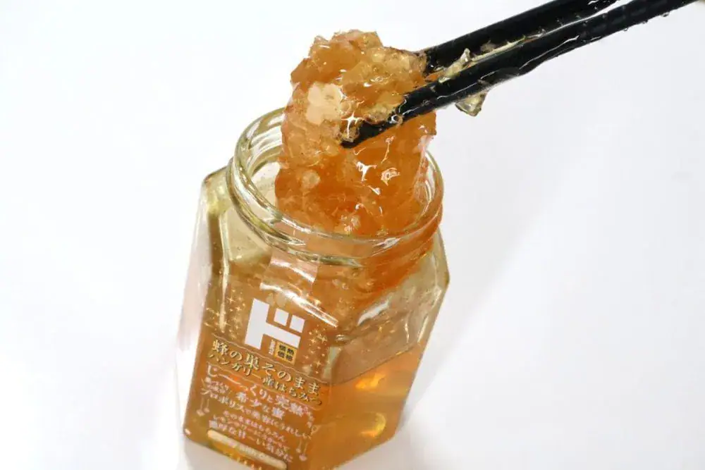 第3位　「ドンキのこれストック必須」ちょっとお高めだけど価値あるはちみつ、“蜂の巣入り＆ミックスナッツ入り”でこの価格はさすが！