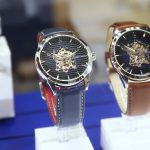 フランス国土の形にカットアウトしたオープンワークの新作