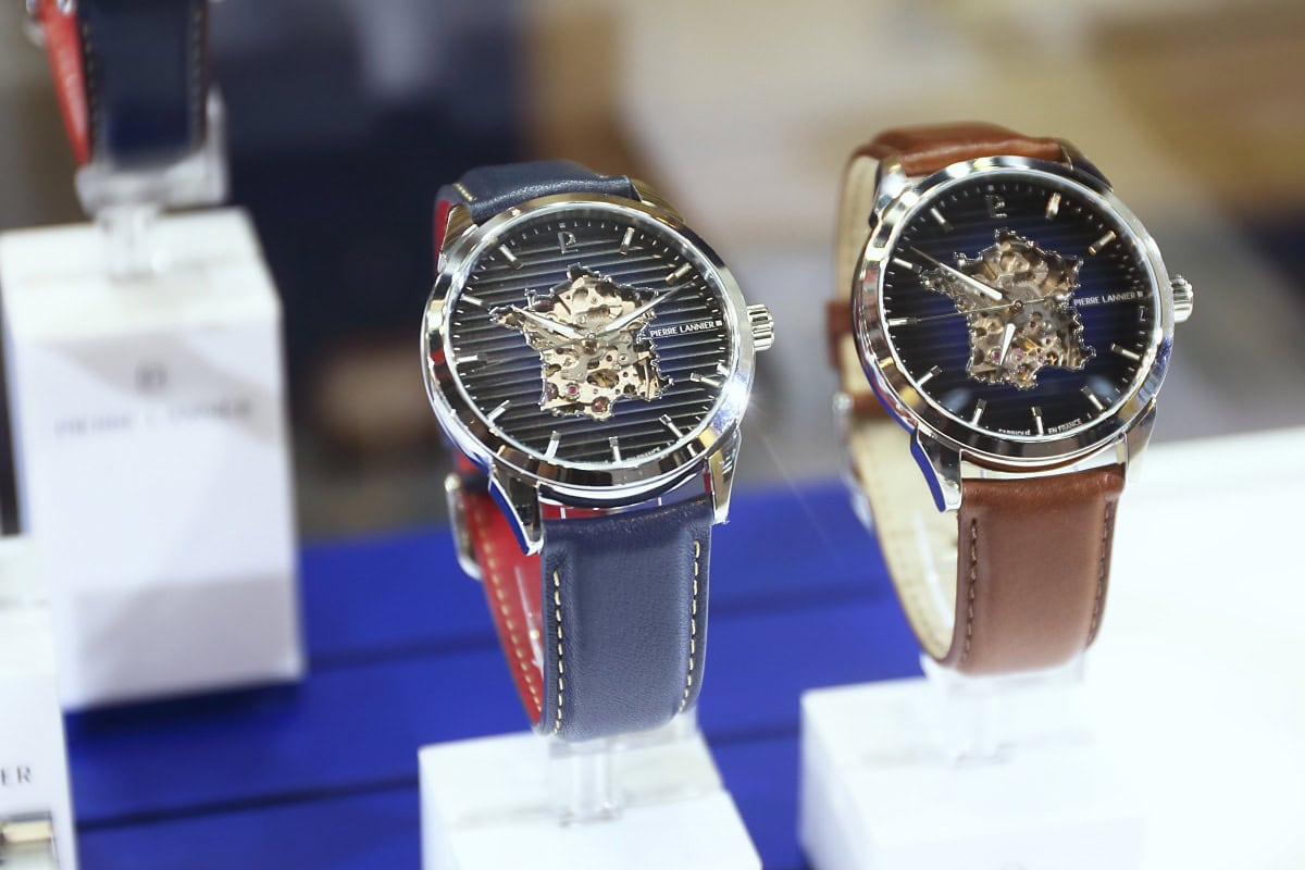 フランス国土の形にカットアウトしたオープンワークの新作