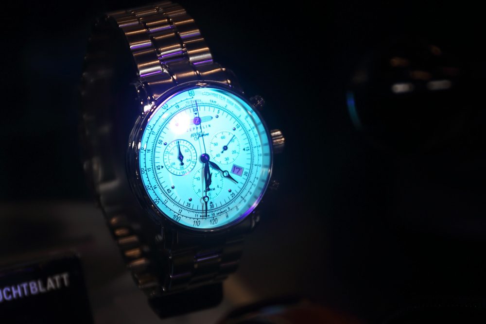 淡いライトブルーに輝くモデルも