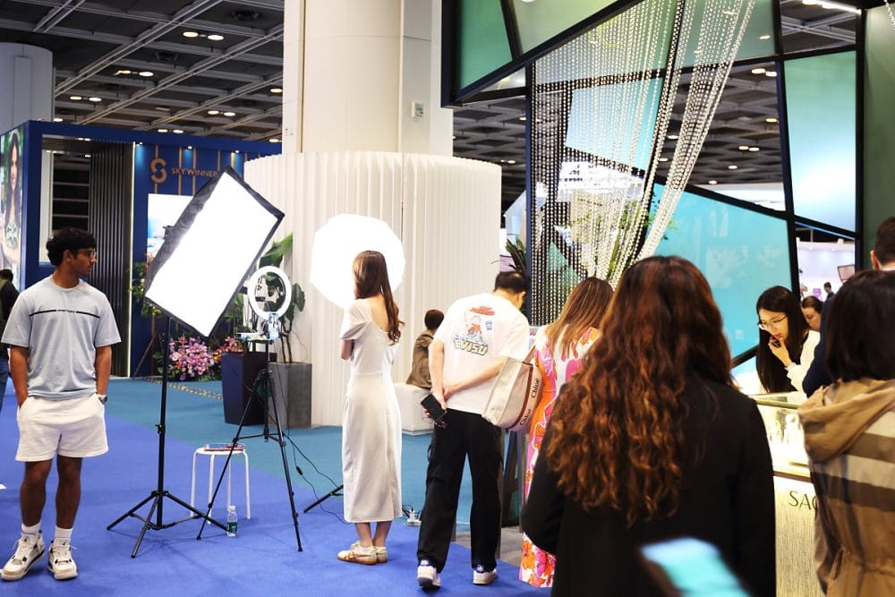 世界各地からバイヤーや一般客の他、メディアも集結