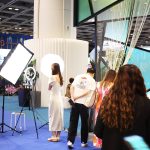 世界各地からバイヤーや一般客の他、メディアも集結