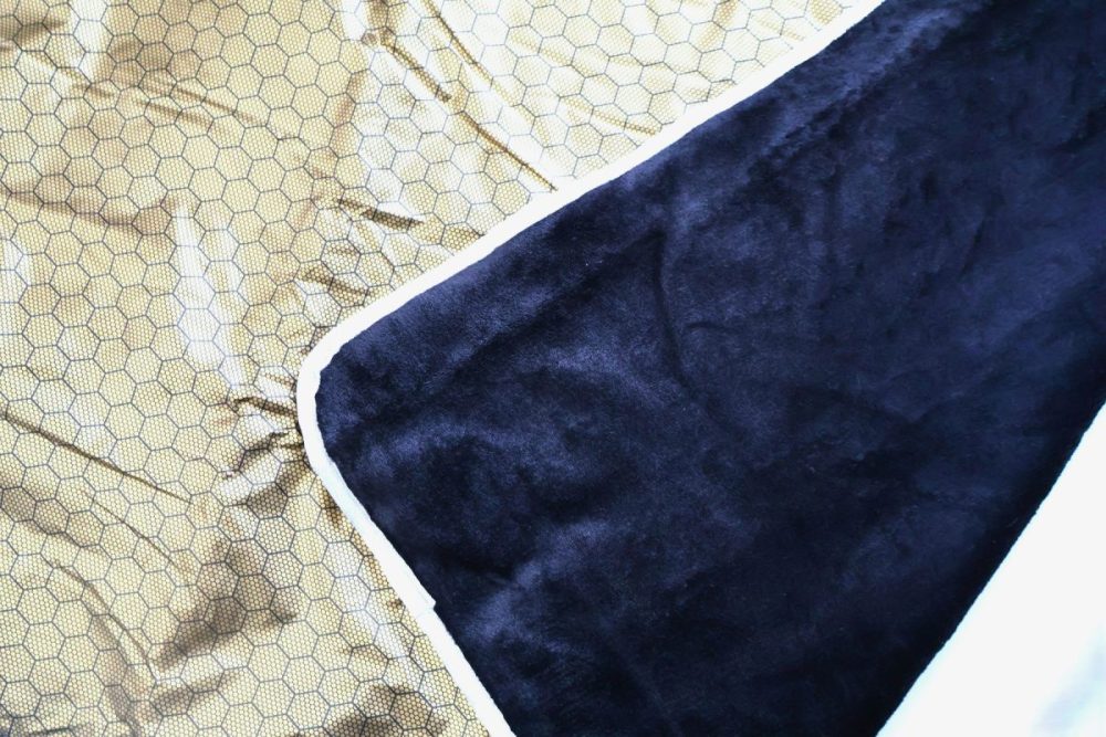 片面は金、裏面は黒だが、黒を下にしたほうが温かい