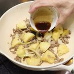 STEP2 フライパンでじゃがいもとたまねぎを炒める