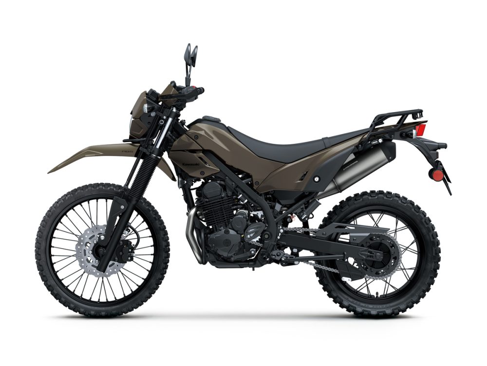 「KLX230 DF」は転倒時の安心感を高めるエンジンガードを標準装備