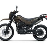 「KLX230 DF」は転倒時の安心感を高めるエンジンガードを標準装備