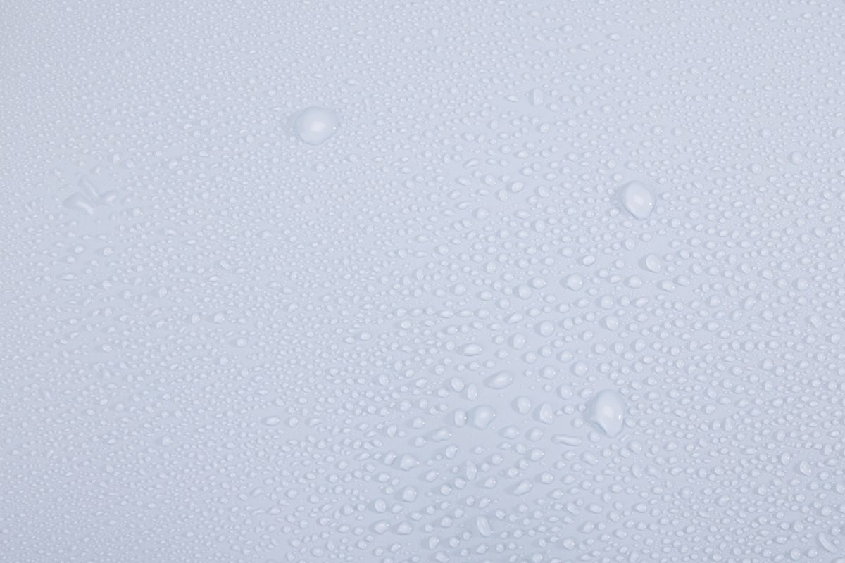 本体には100％リサイクル900Dポリエステルを採用し、耐久はっ水加工が施されている