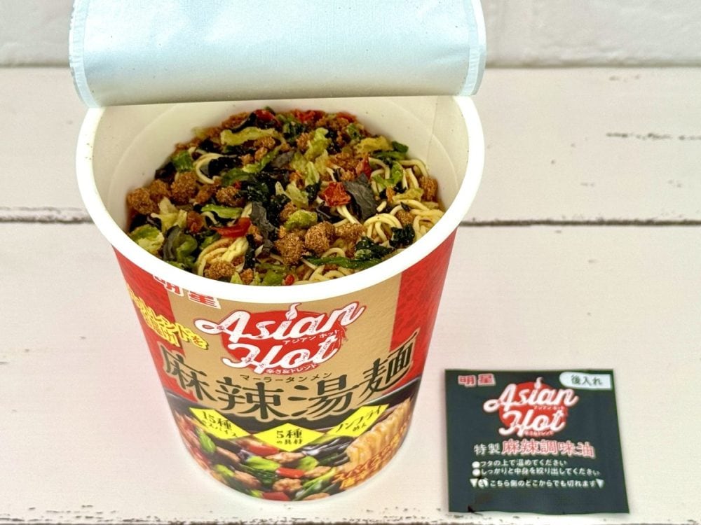 明星食品 明星 Asian Hot 麻辣湯麺／スパイスはジンジャー、ガーリック、コリアンダー（パクチー）などなどなんと15種類を組み合わせて使用しているそう