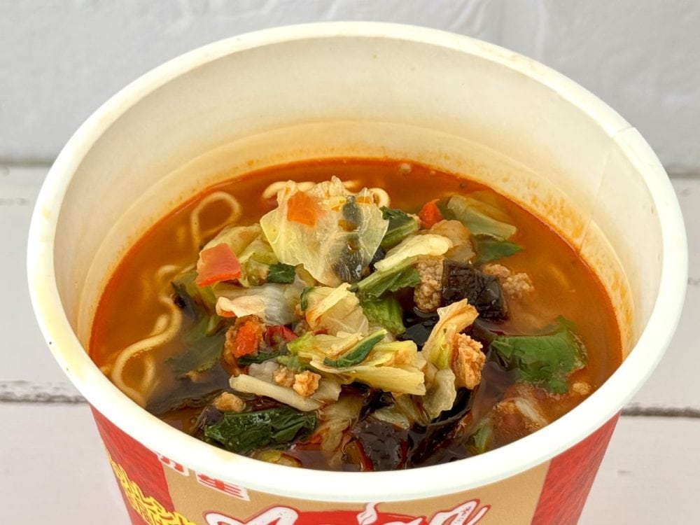 明星食品 明星 Asian Hot 麻辣湯麺／味付けされた豚肉、ちんげん菜、キャベツ、キクラゲ、赤ピーマンとなかなか華やかなチョイスです