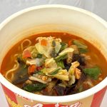 明星食品 明星 Asian Hot 麻辣湯麺／味付けされた豚肉、ちんげん菜、キャベツ、キクラゲ、赤ピーマンとなかなか華やかなチョイスです