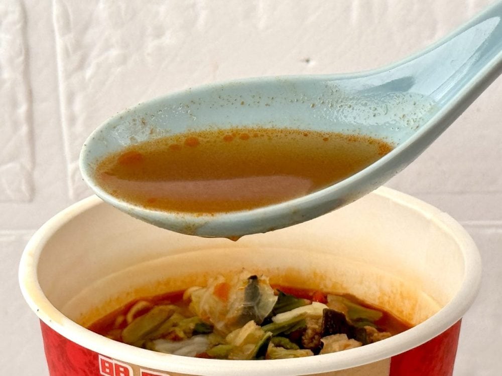 明星食品 明星 Asian Hot 麻辣湯麺／牛と豚をベースに15種類のスパイスを組み合わせたエスニックな香りが鼻をくすぐります