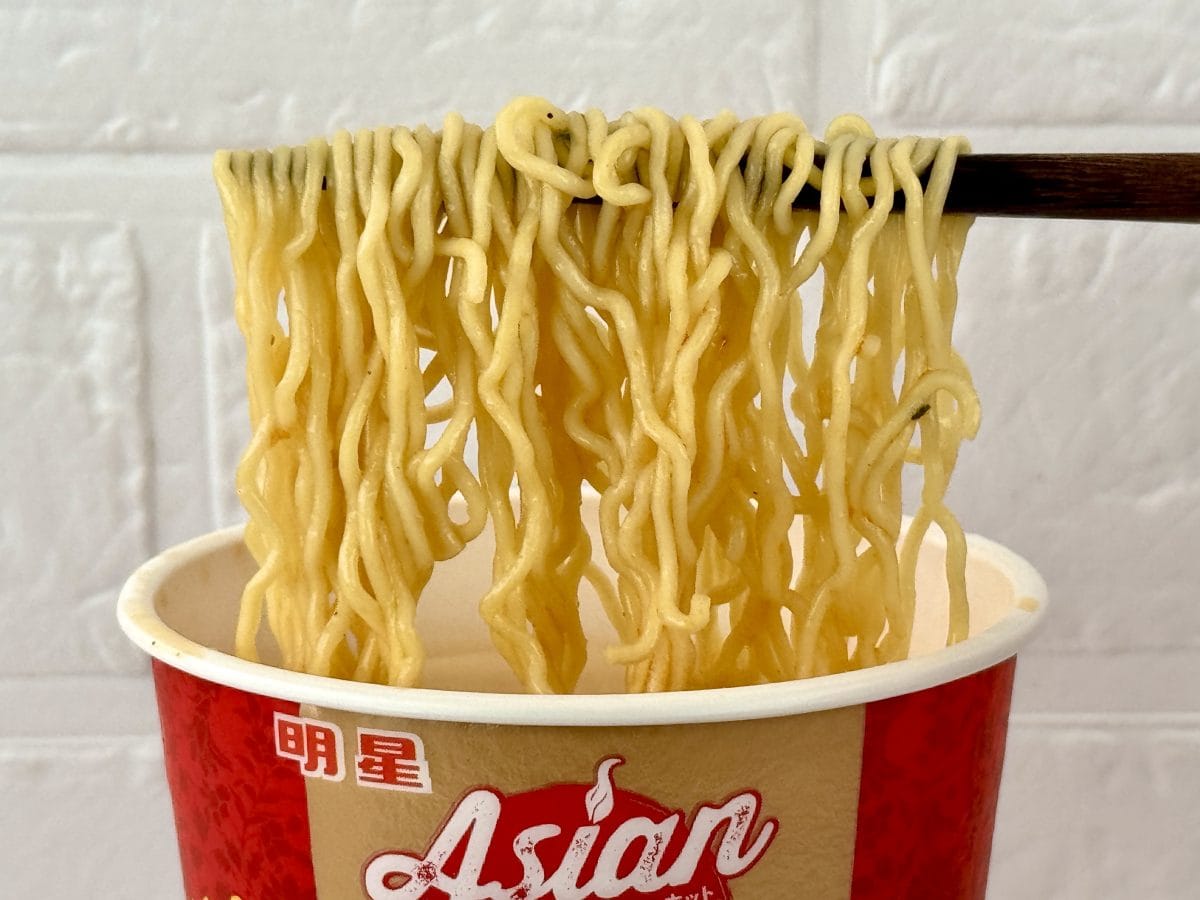 明星食品
明星 Asian Hot 麻辣湯麺／さすがは「麺の明星」です。明星の技術が光るノンフライめんはつるみと弾力があって、これだけの複雑なスパイスに埋没しない存在感ある麺はなかなかできません