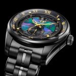 会津塗の伝統⼯芸士、儀同哲夫(ぎどうてつお)氏の手による、煌めく螺鈿細⼯の漆塗り⽂字板