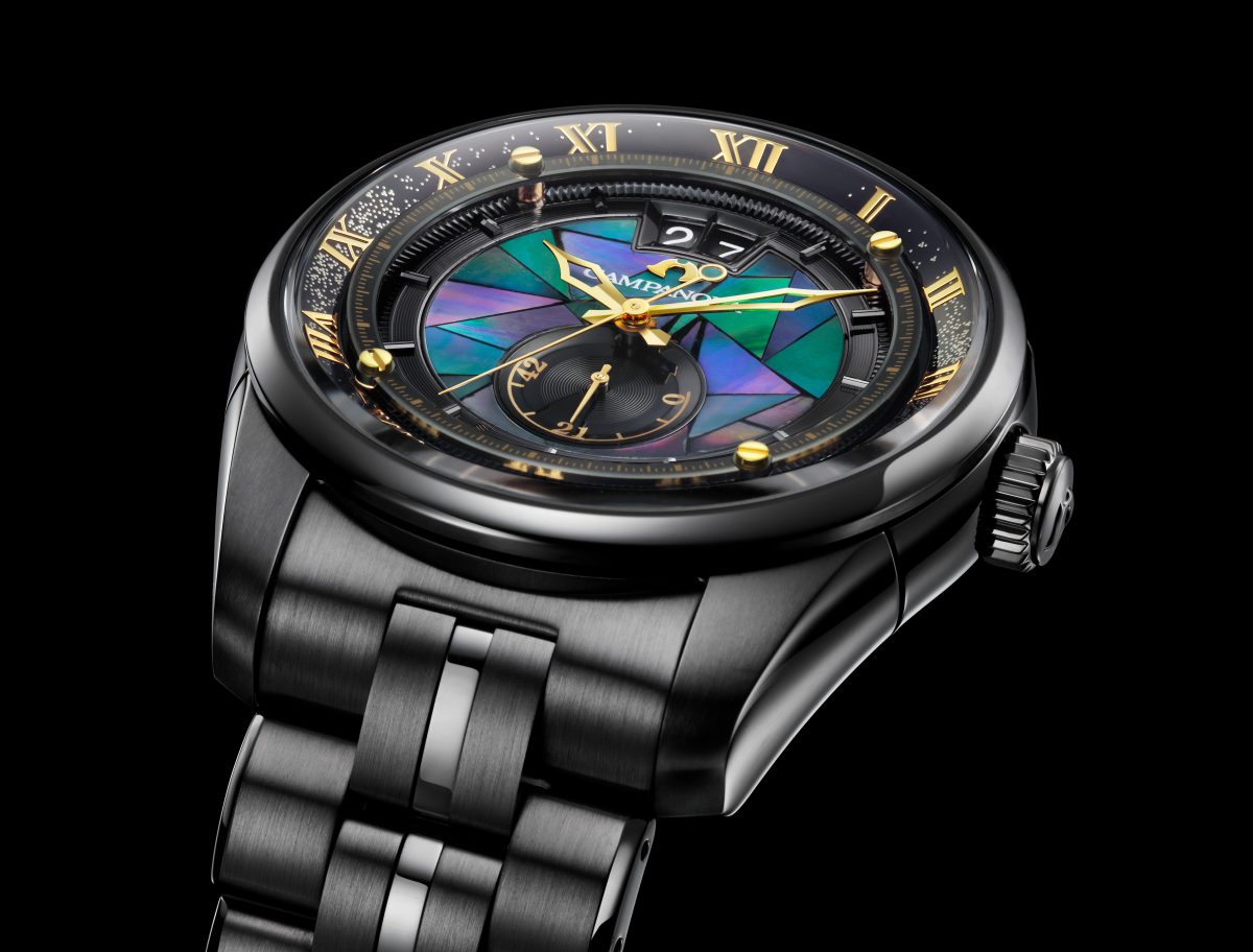 会津塗の伝統⼯芸士、儀同哲夫（ぎどうてつお）氏の手による、煌めく螺鈿細⼯の漆塗り⽂字板