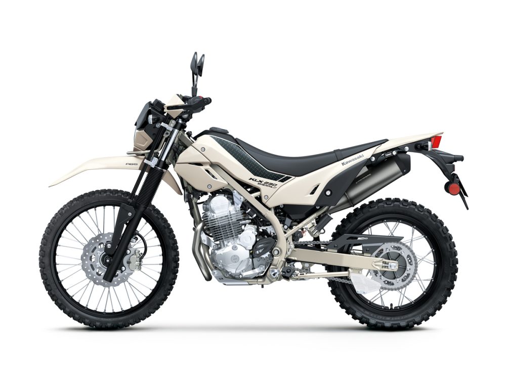 「KLX230 SHERPA S」はシート高が825mmなので足つき性がよい高いマルチパーパスモデル