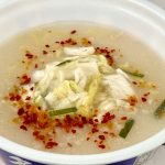 ヤマダイ 凄麺 冬の塩ラーメン／凄麺の大きなポイントはこの「具材」。大きめのカットされたシャキシャキ白菜をメインの具材に据え、ニラと別添で付いているニンニクと唐辛子満載の「冬のスタミナトッピング」を仕上げに振りかける