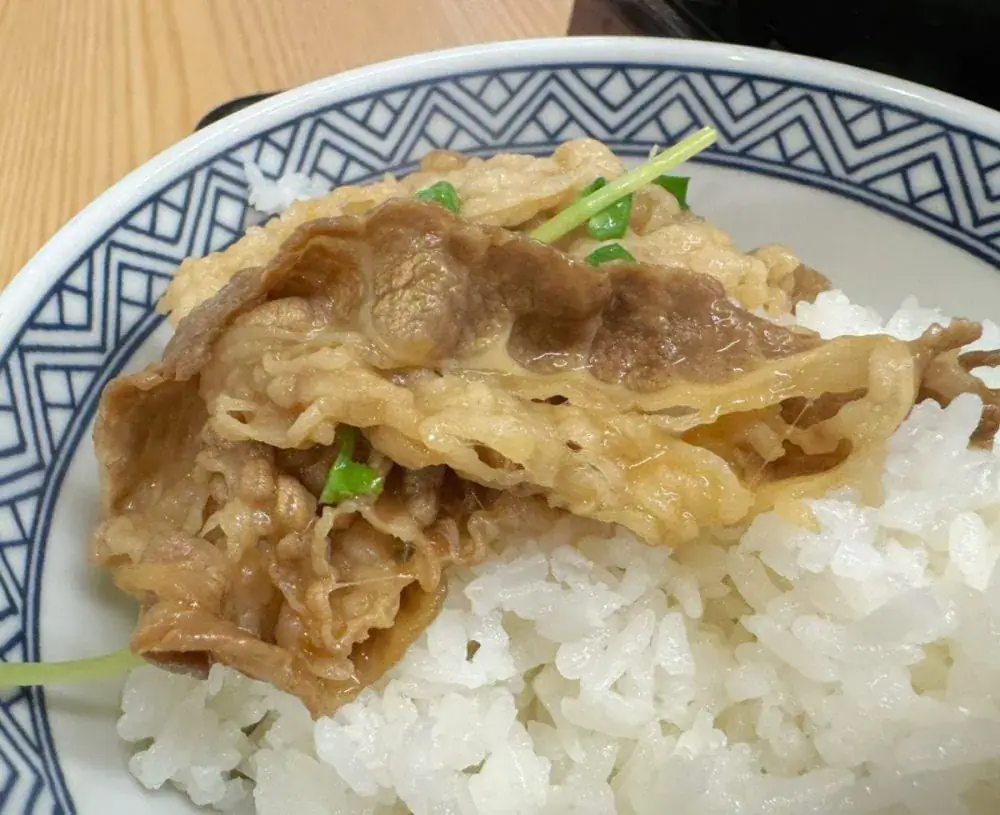 第3位　「白飯が消える反則級のウマさ」吉野家×ばり嗎初コラボ“濃厚とんこつ牛鍋”が最高に贅沢…悪魔の味変ダレもやばすぎ！実食レビュー