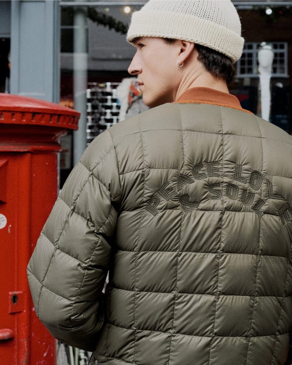 “PEACE LOVE & SOUL”の刺繍